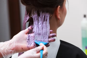 Photo sur Plexiglas Salon de coiffure coiffeur appliquant la couleur client au salon