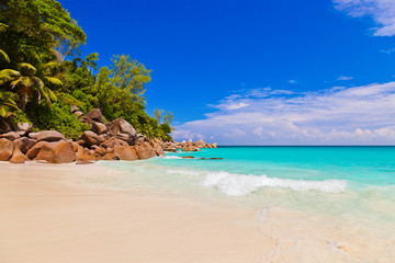 Fototapeta na wymiar Tropikalna Plaża na wyspie Praslin Seszele