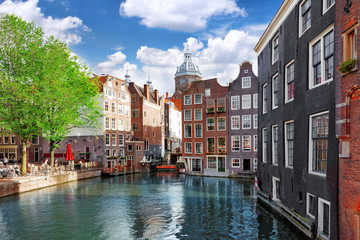 Fototapeta na wymiar Amsterdam z kanałem w centrum miasta, w Holandii.