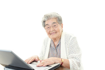 パソコンを楽しむ高齢者