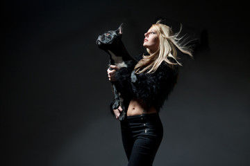 Schöne Frau mit französischer Bulldogge © Kim Schneider