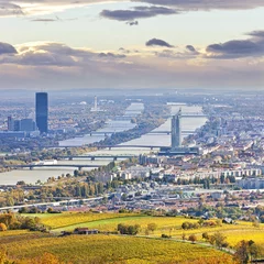 Rolgordijnen Stadsgezicht van Wenen en Donau in de herfst in de schemering © Creativemarc