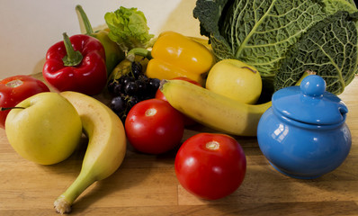 Assortiment de fruits, légumes et sucrière