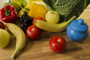 Assortiment de fruits, légumes et sucrière