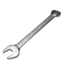 Металлический гаечный ключ на белом фоне