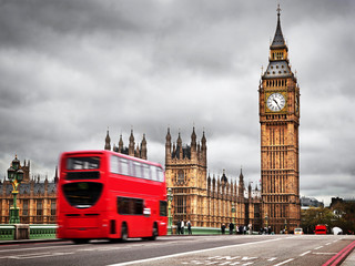 Londen, het VK. Rode bus in beweging en Big Ben