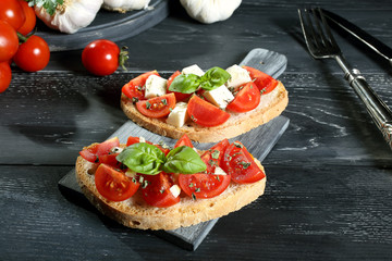 bruschetta con pomodoro sfondo grigio