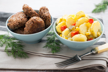 Sojahackklopse mit Kartoffelsalat