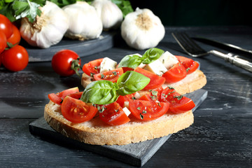 bruschetta con pomodoro sfondo grigio