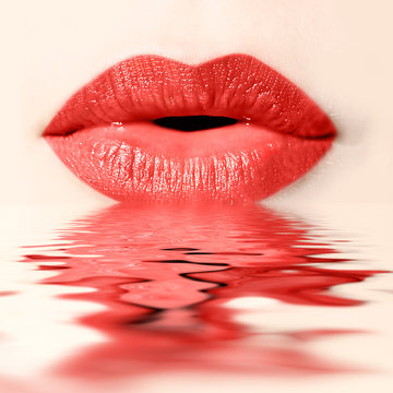 Bouche de femme rouge, reflets