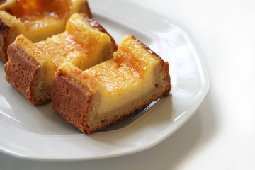 fette di torta alla crema _ sfondo bianco