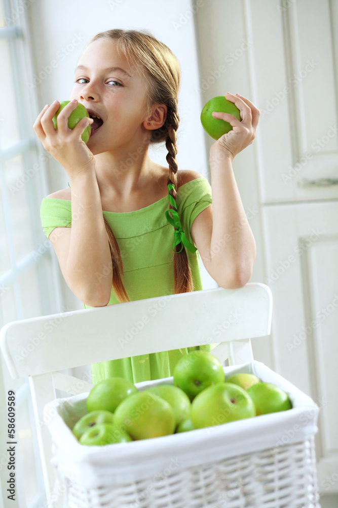 Poster Little girl eating apples