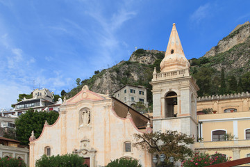 Fototapeta na wymiar Panorama miasta i kościoła w Taormina, Sycylia, Włochy