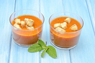 Sopa de gazpacho fria con tomate,pan,jamon y verdura