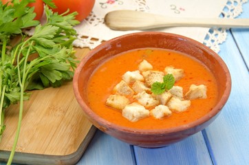 Sopa de gazpacho fria con tomate,pan,jamon y verdura