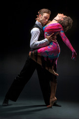 Young couple dancing - obrazy, fototapety, plakaty