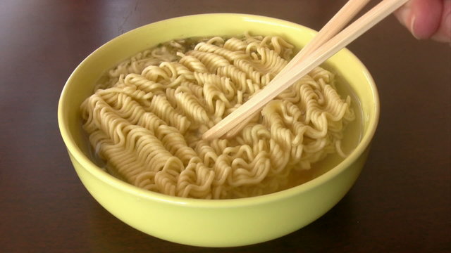 Mixes noodles