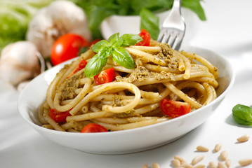 maccheroni al pesto genovese con pomodorini