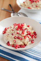 Quinoa Milchbrei mit Grantapfelkernen