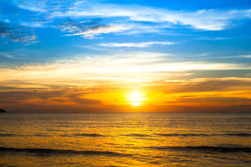 Obraz premium Beautiful red sunset over the ocean. Natural composition.