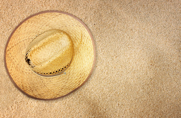 Fototapeta na wymiar widok z góry słomkowy kapelusz na piasku na plaży