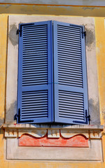 volets bleus sur façade orcre