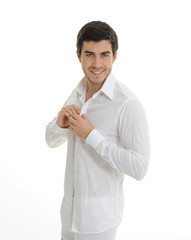 junger mann im Badezimmer kn&ouml;pft sein Hemd zu