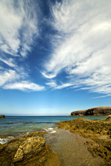Fototapeta na wymiar Skała Kamień wybrzeże i lato w Lanzarote Hiszpania