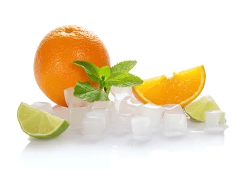 Foto op Plexiglas anti-reflex IJsblokjes, sinaasappels, munt en limoenschijfjes © laboko