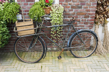 Fototapeta na wymiar old bike with wooden box