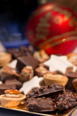 Weihnachtlicher Gebäckteller mit roter Christbaumkugel - 2