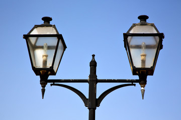 Fototapeta na wymiar lampy uliczne i żarówki w niebo Arrecife