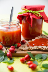 Knäckebrot mit Hagebuttenmus