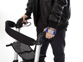 Alter Mann mit Rollator