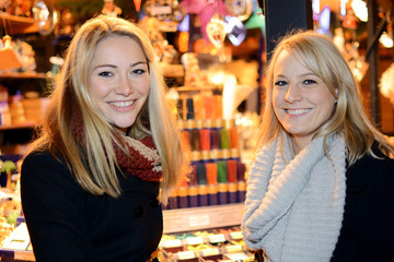 Frauen auf Weihnachtsmarkt