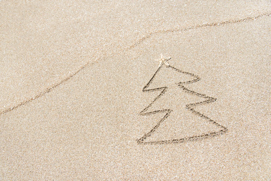 Christmas tree contour with star and wave on the beach