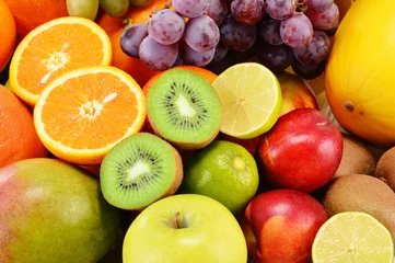 Zelfklevend Fotobehang Samenstelling met verschillende soorten fruit © monticellllo