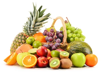 Foto op Plexiglas Vruchten Verscheidenheid aan fruit in rieten mand geïsoleerd op wit