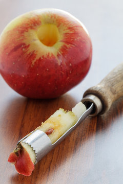 Apfelausstecher und Apfel