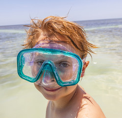 Naklejka premium chłopiec z maską do nurkowania