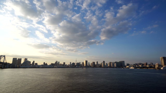 東京湾　空とダイナミックに流れる雲　インターバル撮影