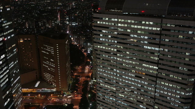 新宿高層ビル街 ビルの窓明かりと流れる車（インターバル撮影）