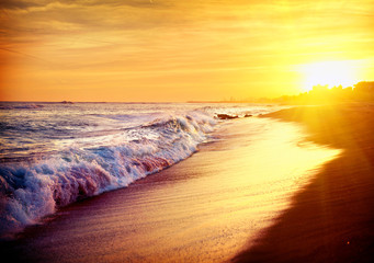 Schöner Strand bei Sonnenuntergang am Meer. Mittelmeer. Spanien