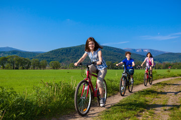 Obraz premium Healthy lifestyle - family cycling