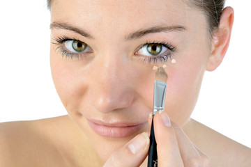 Frau trägt Make Up auf