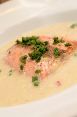 Wirsingsuppe mit Wildlachs