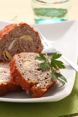 Polpettone di carne tritata con sugo di pomodoro
