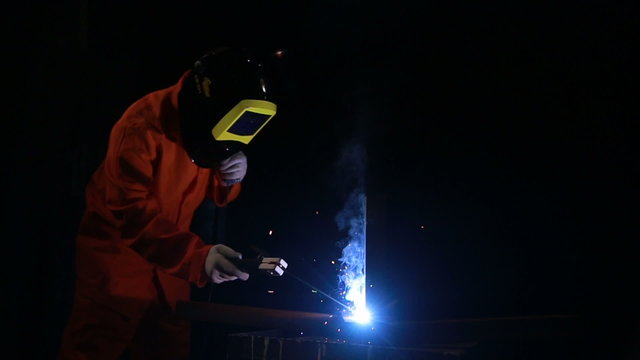welder working in a mask