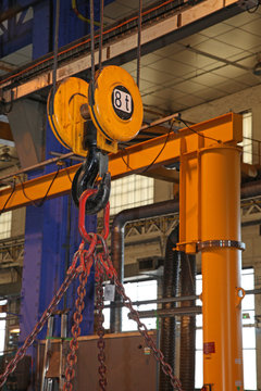 palan dans atelier de r&eacute;paration de train
