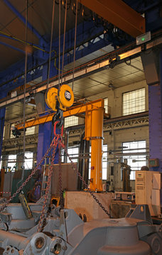 palan dans atelier de r&eacute;paration de train